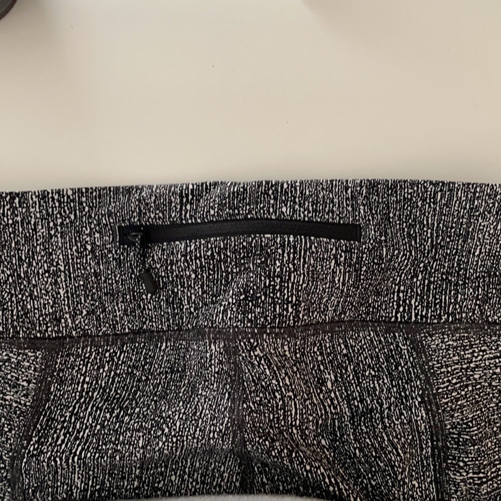 Rare lululemon Black Pattern leggings with Wavy Trim Detail - Picture 11 of 11